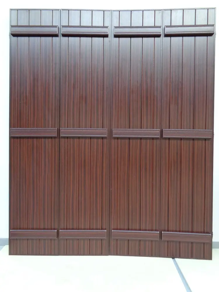 PVC boerenluik met horizontale sierlijsten in houtlook – vouwluik, vooraanzicht, productfoto Ventinella