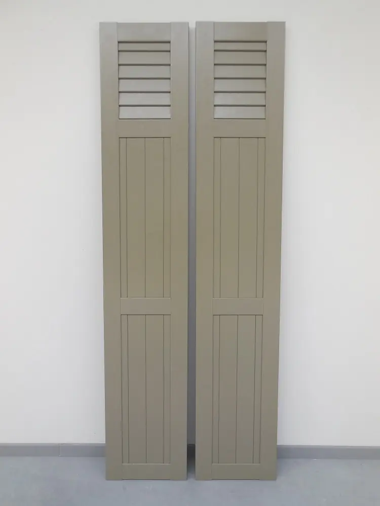 PVC raamluik met combinatie van gesloten louvre en planchetten – hoog model, productfoto Ventinella
