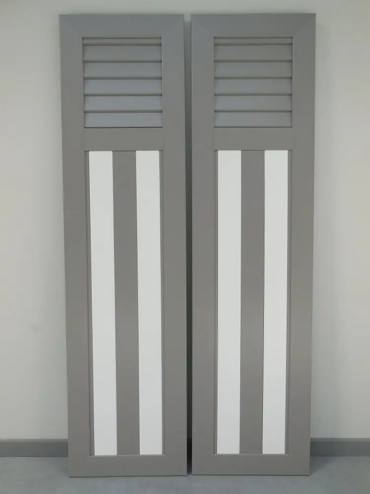 PVC raamluik met combinatie van gesloten louvre en planchetten – onderaan gestreept in wit en grijs, productfoto Ventinella