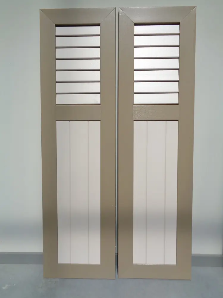 PVC raamluik met combinatie van gesloten louvre en planchetten in twee kleuren – zonder meerprijs bij Ventinella, productfoto
