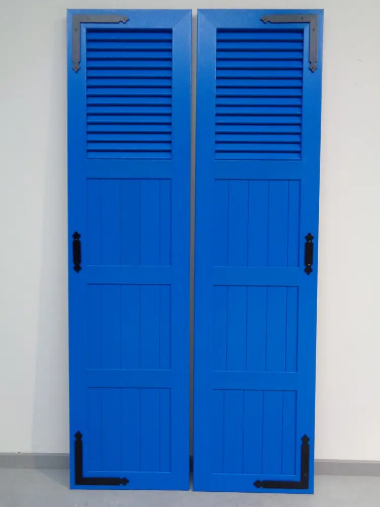 PVC raamluik met combinatie van open louvre en planchetten in blauw – hoog model met drie tussenliggers, voorgemonteerde hoeklenen en rechte lenen, productfoto Ventinella
