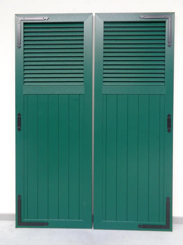 PVC raamluik met combinatie van open louvre en planchetten in groen – Ventinella, productfoto