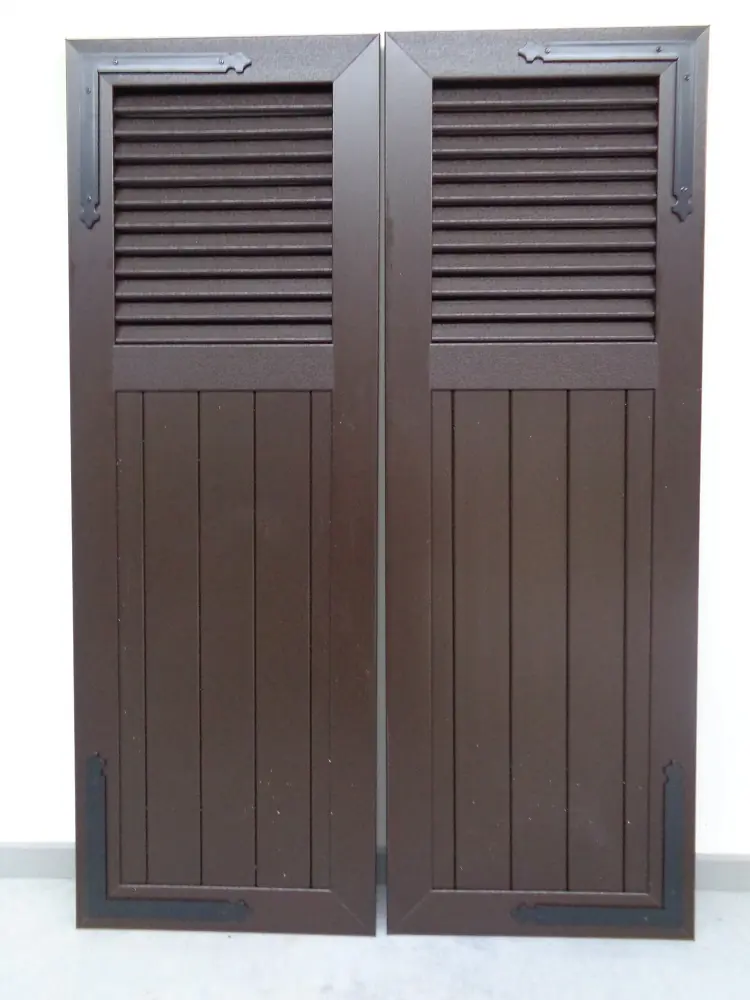 PVC raamluik met combinatie van open louvre en planchetten in donkere houtlook – Ventinella, productfoto