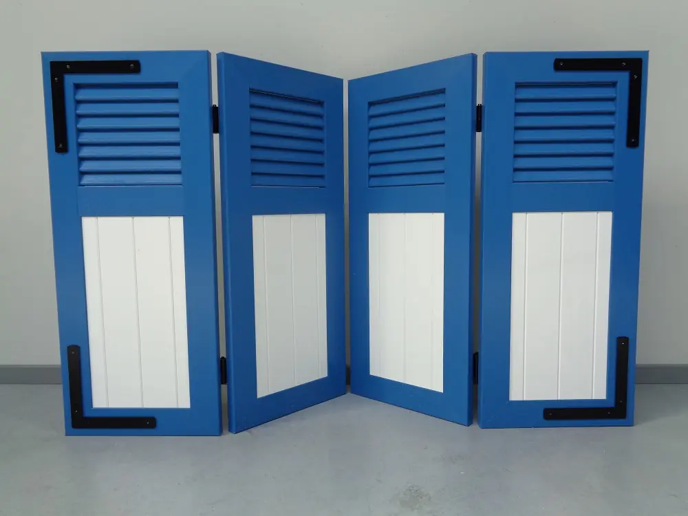 PVC vouwluiken met combinatie van open louvre en planchetten in blauw en wit – dubbele vouwluiken naast elkaar met voorgemonteerde lenen en vouwscharnieren, productfoto Ventinella