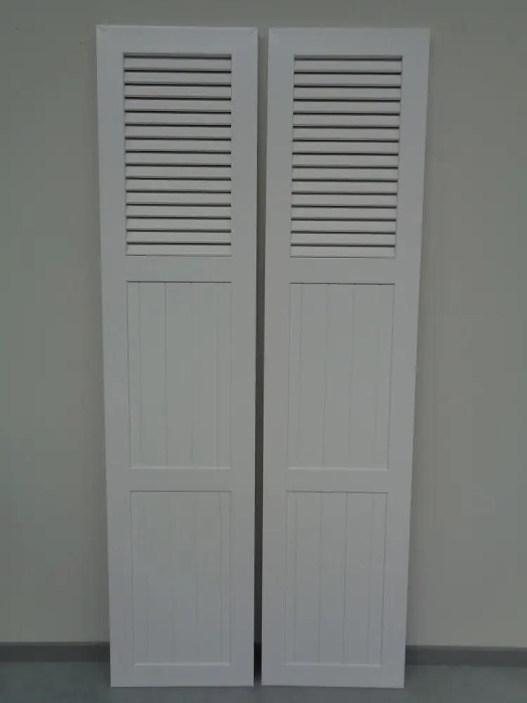 PVC raamluik met combinatie van open louvre en planchetten in wit – hoog model met twee tussenliggers, productfoto Ventinella