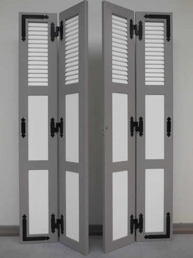 PVC vouwluiken in wit en grijs met combinatie van open louvre en vlak paneel – hoog model met twee tussenliggers, voorgemonteerde hoeklenen, rechte lenen en scharnieren, dubbele vouwluiken met ingebouwd cilinderslot voor inbraakbeveiliging, productfoto Ventinella