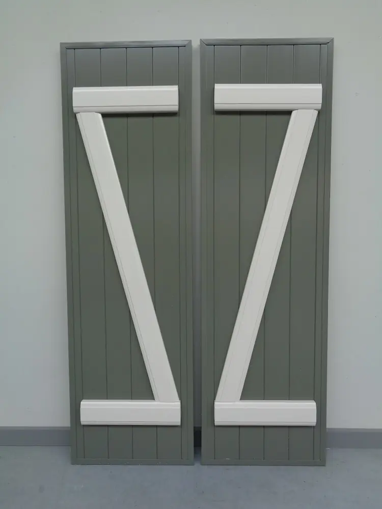 PVC boerenluik in grijs met witte horizontale en diagonale sierlijsten – tweekleurig ontwerp zonder meerprijs bij Ventinella, vooraanzicht, productfoto