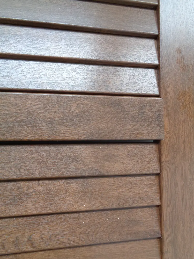 Detailfoto PVC raamluik model 2 gesloten louvre in houtlook – natuurlijke uitstraling met onderhoudsgemak.