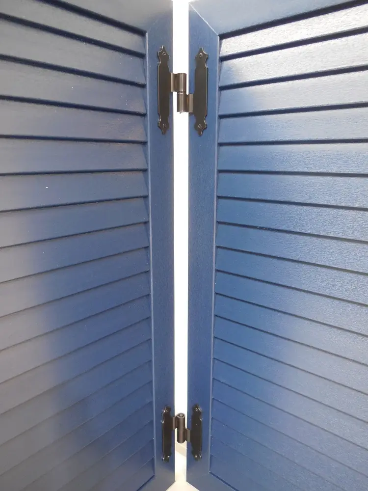 Detailfoto PVC raamluik model 2 gesloten louvre in blauw – vouwluik met hoogwaardige afwerking.