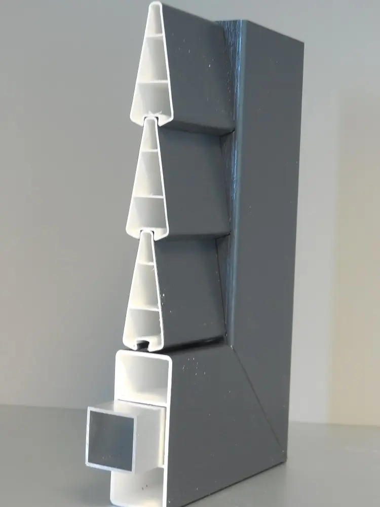 Doorsnede PVC raamluik model 2 gesloten louvre met aluminium versterking