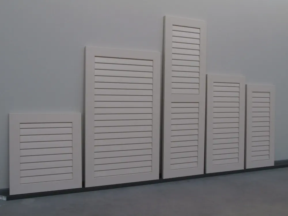 Witte PVC raamluiken model 2 gesloten louvre – meerdere luiken op een rij geplaatst.