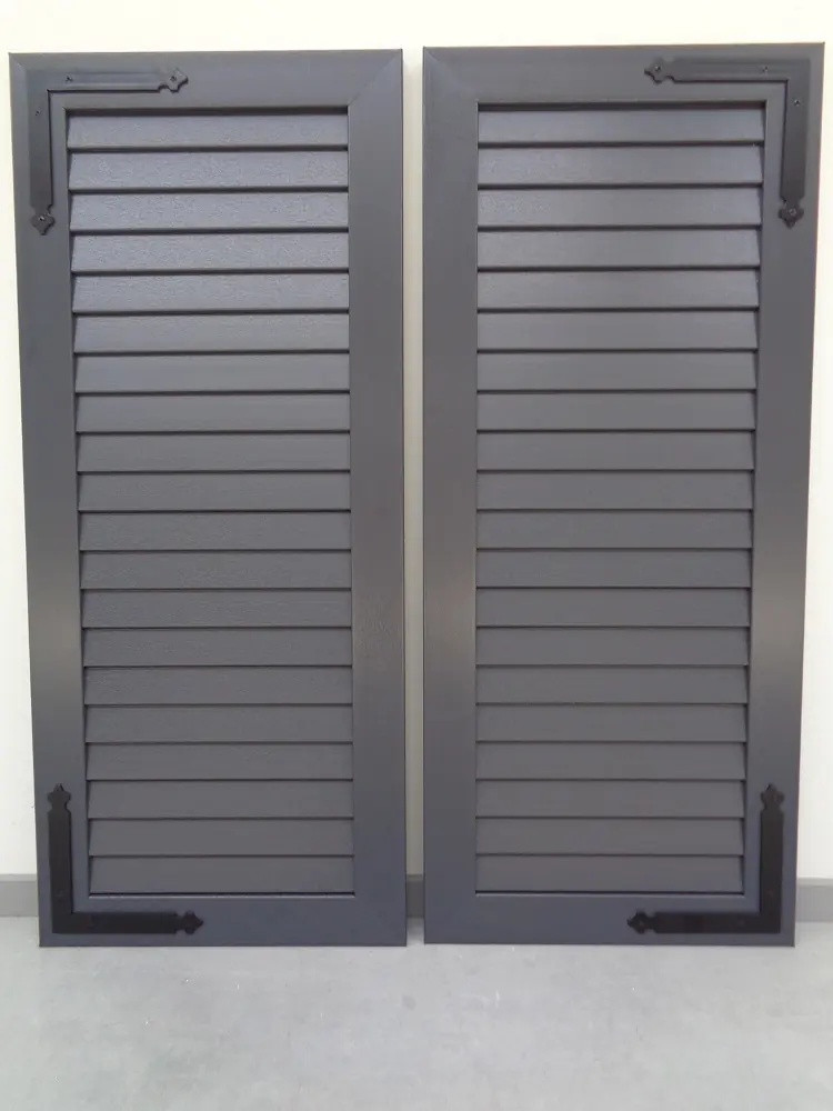 PVC raamluiken model 2 gesloten louvre in antraciet met hoeklenen – vooraanzicht productfoto.