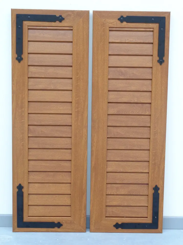 PVC raamluiken model 2 gesloten louvre in houtlook met hoeklenen – vooraanzicht productfoto.