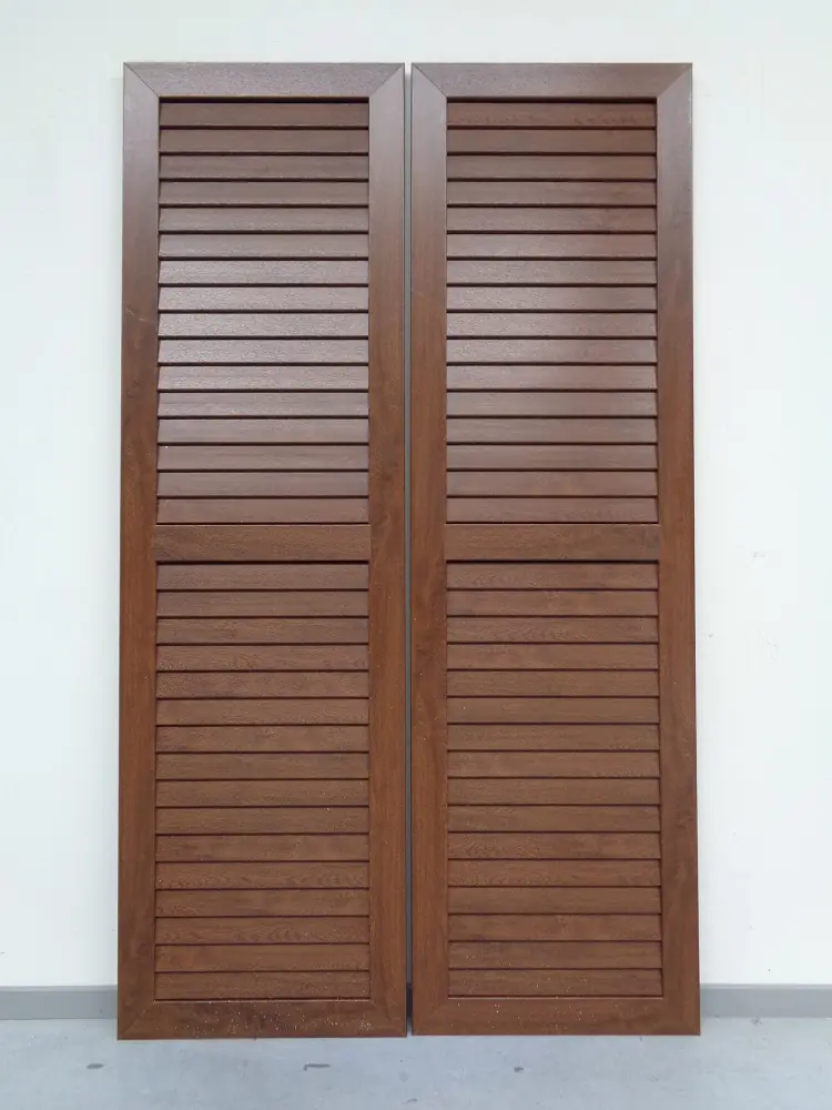 PVC raamluiken model 2 gesloten louvre in houtlook met hoeklenen en tussenligger – vooraanzicht productfoto.