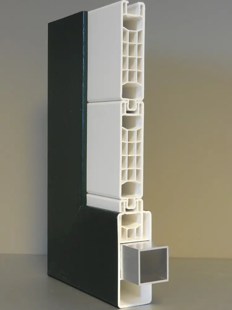 Doorsnede PVC raamluik model 3 met planchetten en interne aluminium versterking – detail van de constructie.
