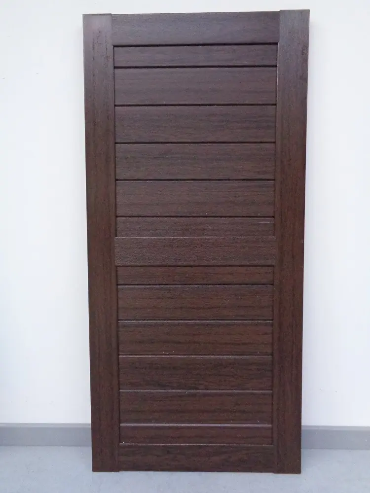PVC raamluik model 3 met horizontale planchetten in houtlook HVL, vooraanzicht productfoto.