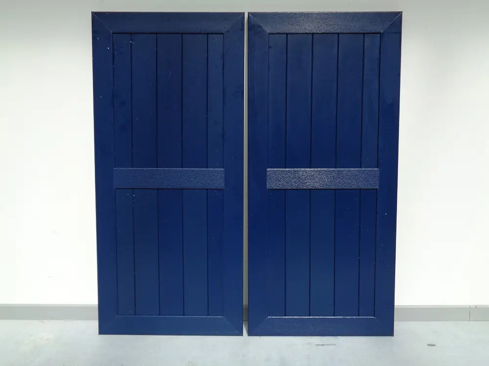 PVC raamluik model 3 met verticale planchetten in donkerblauw, vooraanzicht met tussenligger.