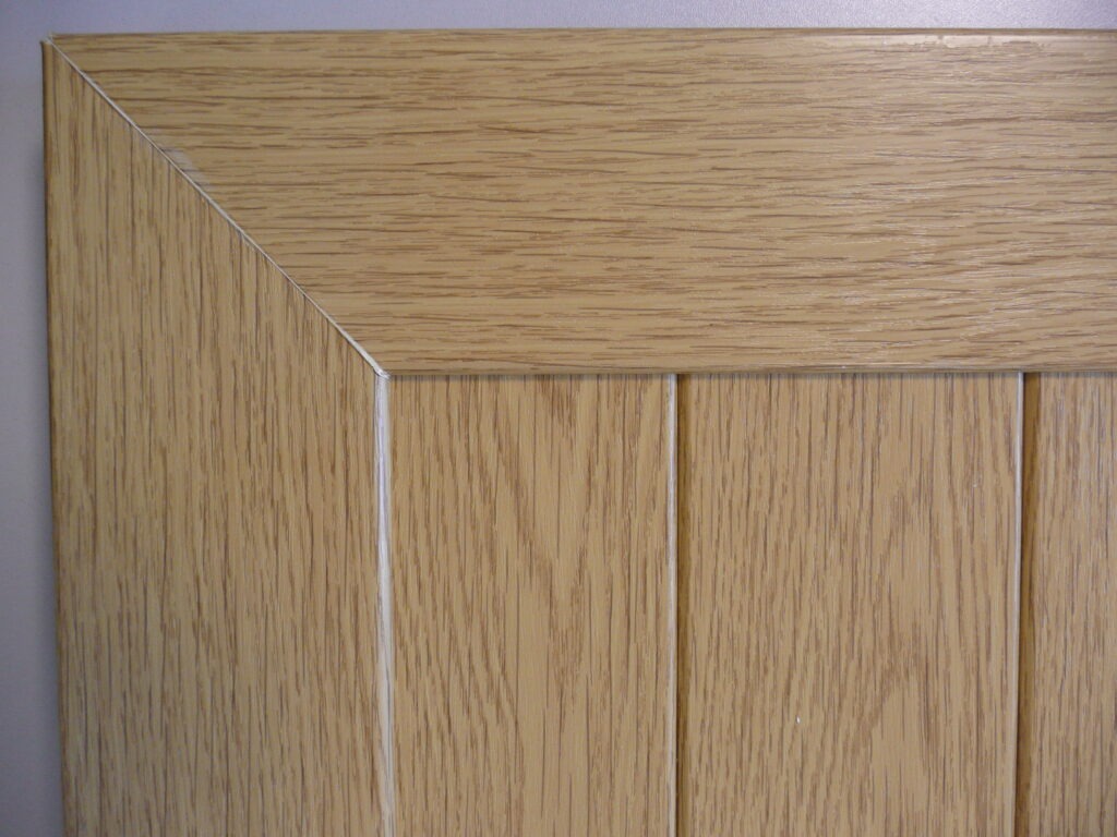 Detailfoto PVC raamluik model 3 met verticale planchetten in houtlook – close-up van de afwerking.