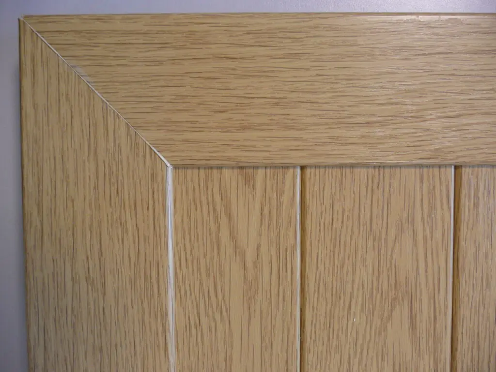 Detailfoto PVC raamluik model 3 met verticale planchetten in houtlook – close-up van de afwerking.
