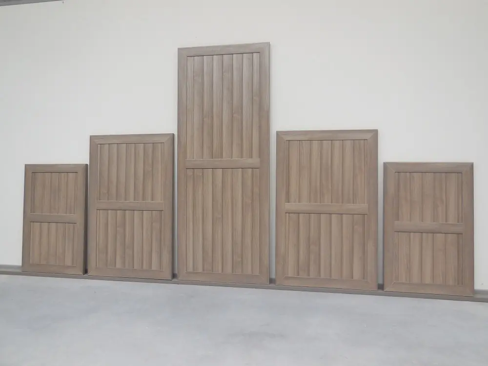 Overzicht van vijf PVC raamluiken model 3 met verticale planchetten in houtlook, vooraanzicht met tussenligger.