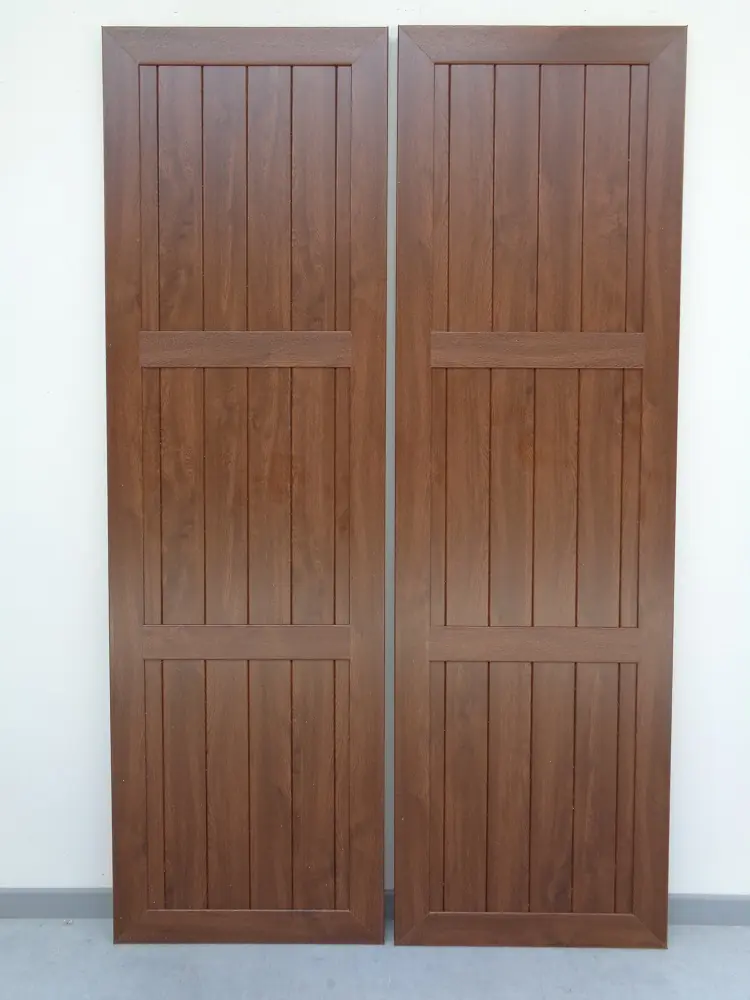 PVC raamluik model 3 met verticale planchetten in houtlook, vooraanzicht met twee tussenliggers – duurzame en elegante uitvoering.