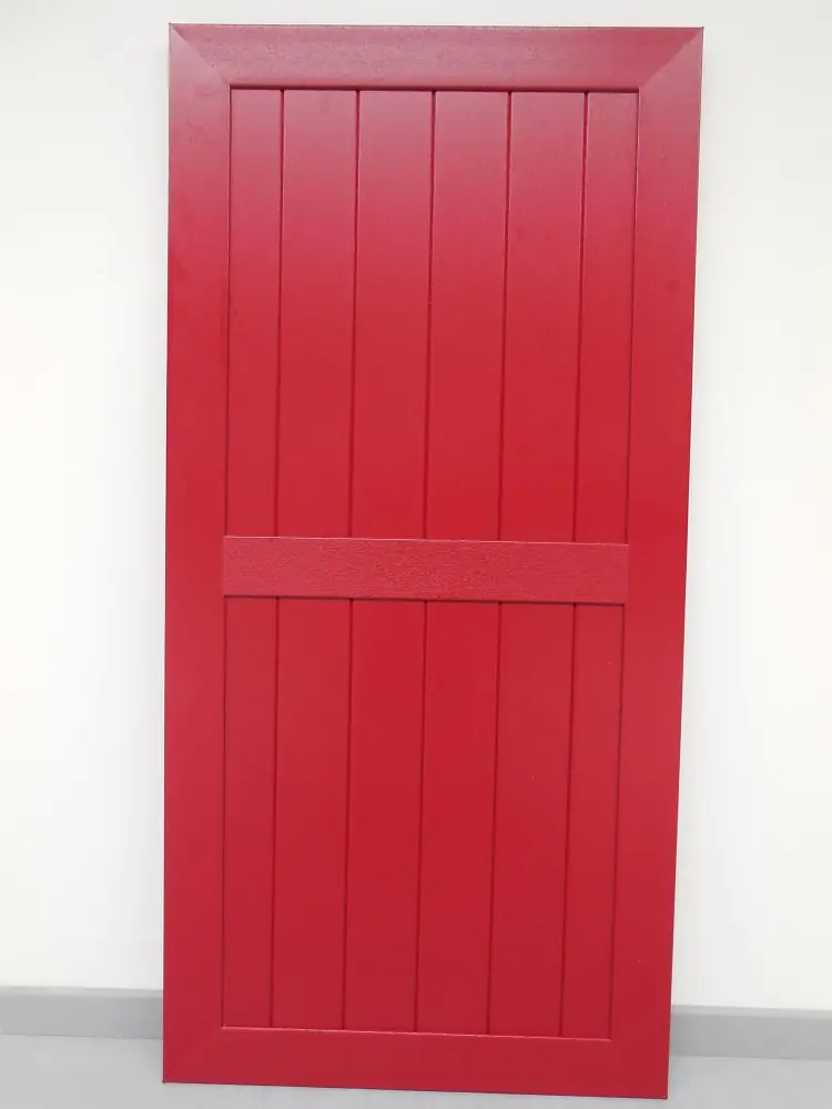 PVC raamluik model 3 met verticale planchetten in rood, vooraanzicht met tussenligger – stijlvolle en stevige uitvoering.