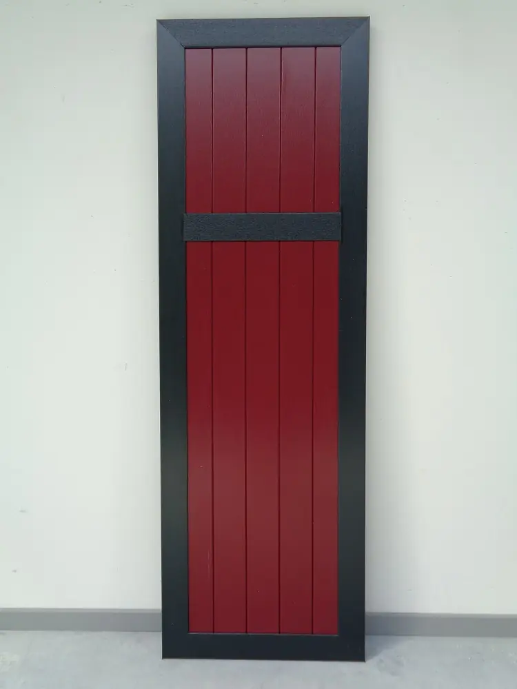 PVC raamluik model 3 met verticale planchetten in rood-groen, vooraanzicht met twee tussenliggers – twee kleuren zonder meerprijs bij Ventinella.