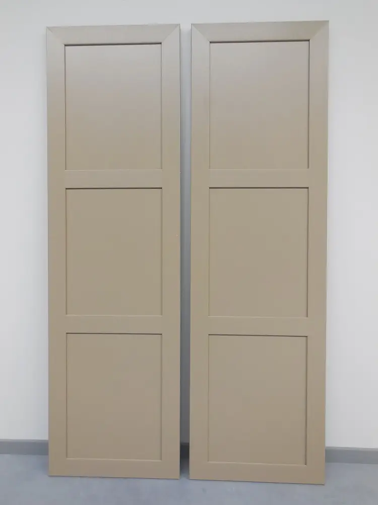 PVC raamluik model 4 vlak paneel in beige met twee tussenliggers – vooraanzicht productfoto.