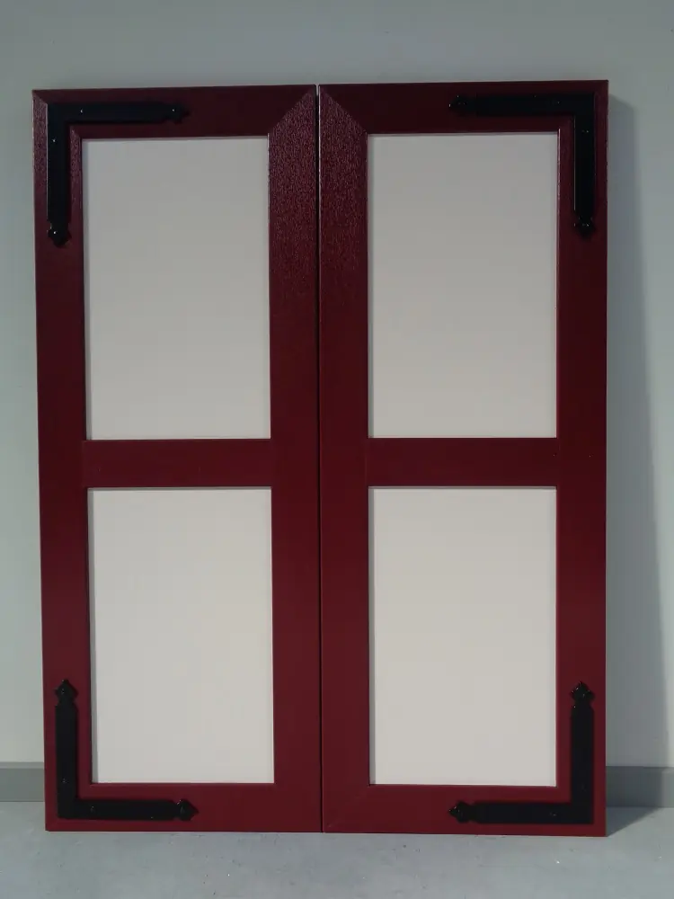 PVC raamluik model 4 vlak paneel bicolor rood-wit met tussenligger – vooraanzicht, twee kleuren zonder meerprijs bij Ventinella.