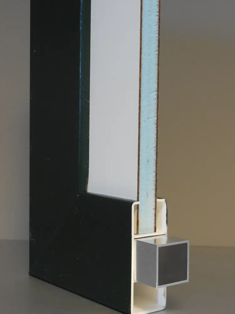 Doorsnede PVC raamluik model 4 vlak paneel met interne aluminium versterking – detail van de constructie.