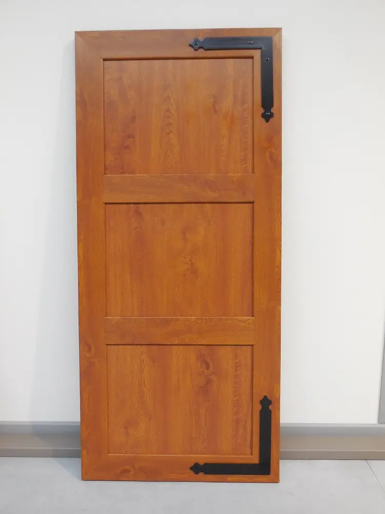 PVC raamluik model 4 vlak paneel in houtlook met twee tussenliggers en hoeklenen – vooraanzicht.