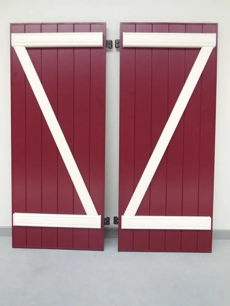 PVC boerenluik in rood met witte horizontale en diagonale sierlijsten – tweekleurig ontwerp zonder meerprijs bij Ventinella, vooraanzicht, productfoto