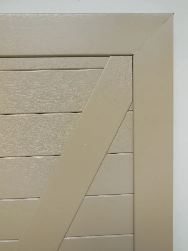 Detail van de hoek van een PVC Z-luik met horizontale planchetten en opgekleefde diagonale sierlijst in beige – productdetail Ventinella