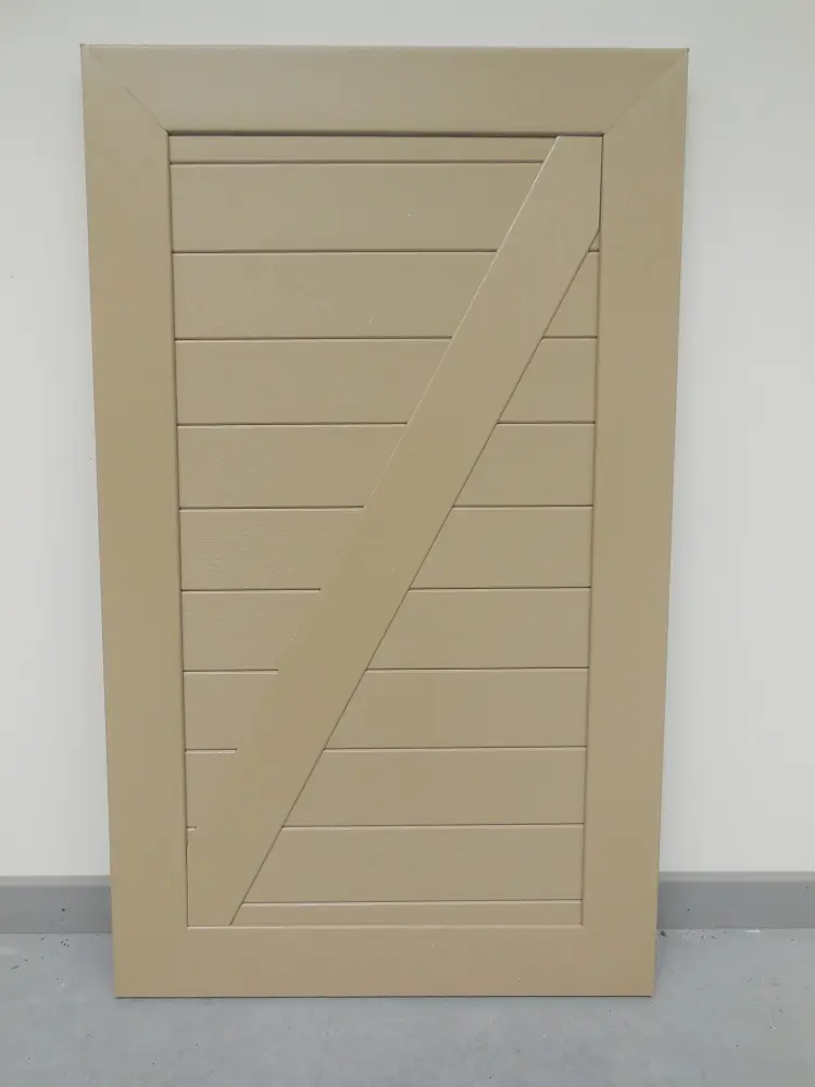 PVC Z-luik met horizontale planchetten en opgekleefde diagonale sierlijst in beige – productfoto Ventinella