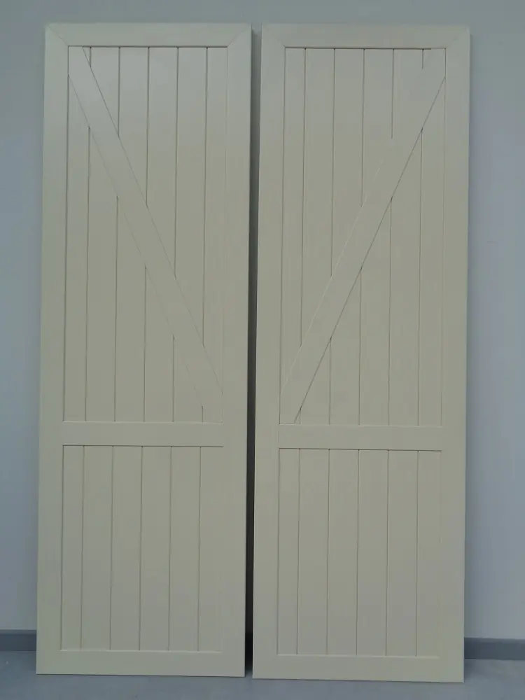 PVC Z-luik met verticale planchetten en opgekleefde diagonale sierlijst in crème wit– productfoto Ventinella