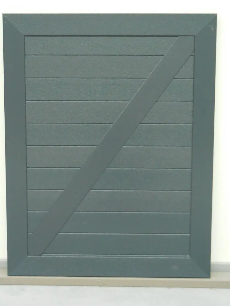 PVC Z-luik met horizontale planchetten en opgekleefde diagonale sierlijst in grijs – productfoto Ventinella