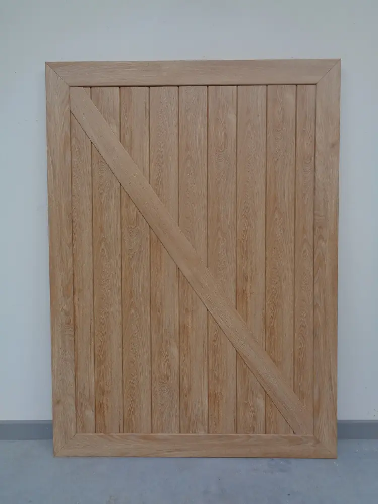 PVC Z-luik met verticale planchetten en opgekleefde diagonale sierlijst in lichte eik houtlook – productfoto Ventinella