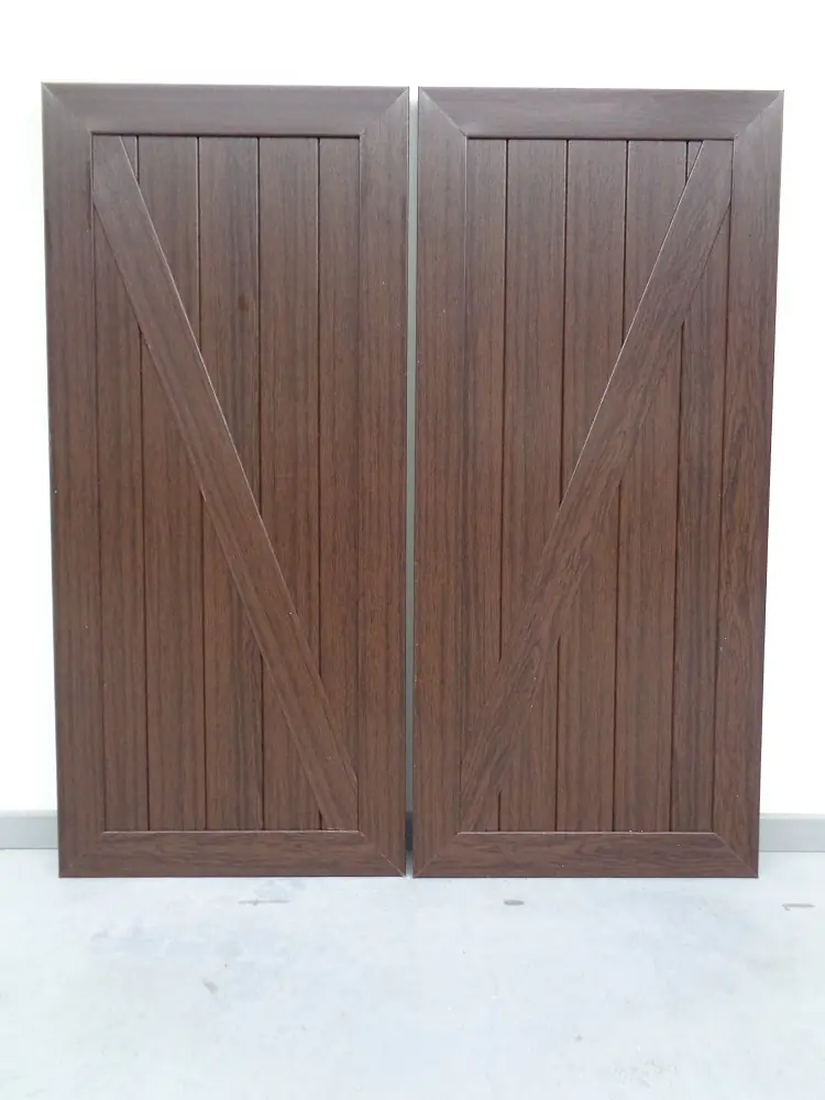 PVC Z-luiken met verticale planchetten en opgekleefde diagonale sierlijst in donker houtlook – vooraanzicht, productfoto Ventinella