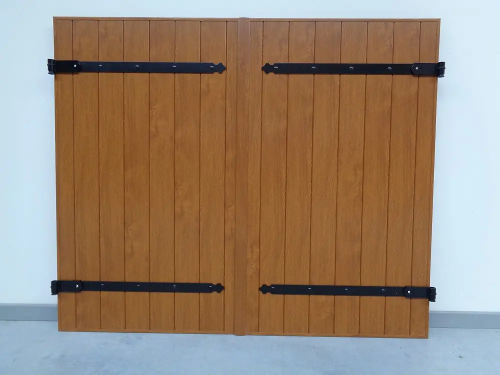 PVC raamluik boerenluik model 6 zonder sierlijsten in lichtere houtlook met rechte lenen voorgemonteerd - gesloten vooraanzicht met slaglat