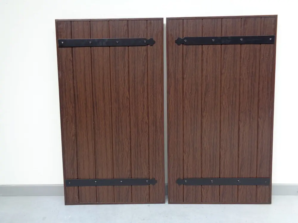 PVC raamluik boerenluik model 6 zonder sierlijsten in donkere houtlook met tegenlenen voor extra stevigheid voorgemonteerd - achteraanzicht