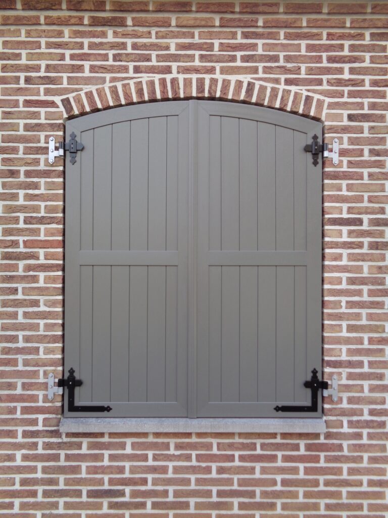 pvc-raamluiken-boogluik-planchetten-grijs-antraciet-vooraanzicht-gesloten