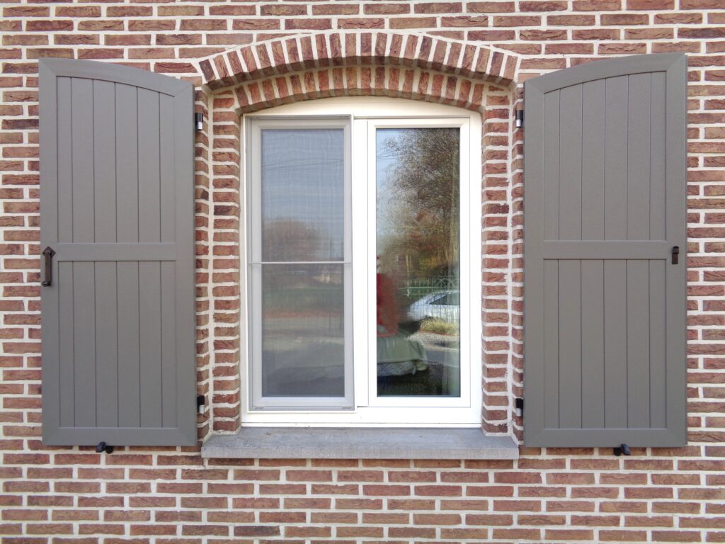 pvc-raamluiken-boogluik-planchetten-grijs-antraciet-vooraanzicht-open