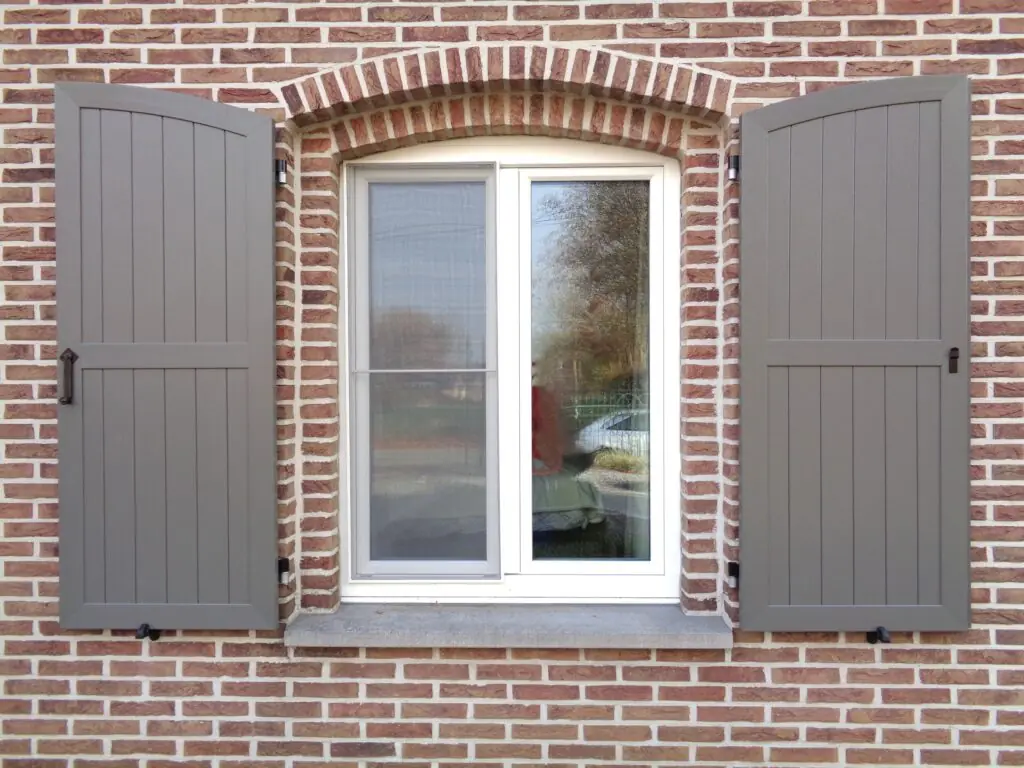 pvc-raamluiken-boogluik-planchetten-grijs-antraciet-vooraanzicht-open