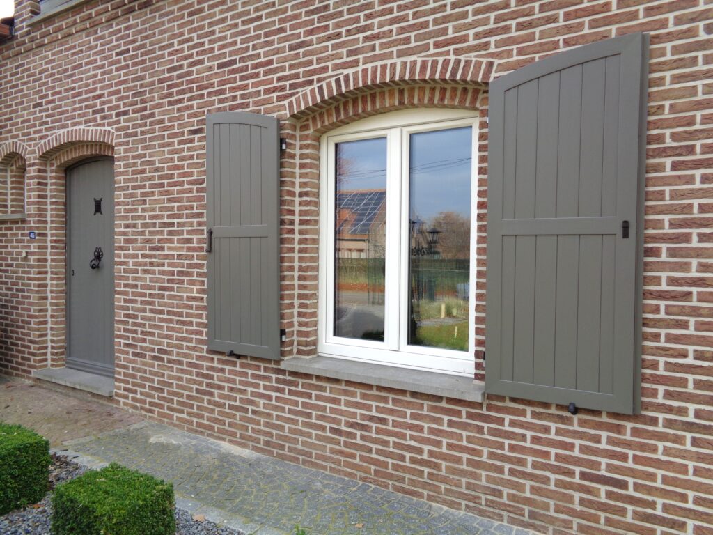 pvc-raamluiken-boogluik-planchetten-grijs-antraciet-zijaanzicht-open