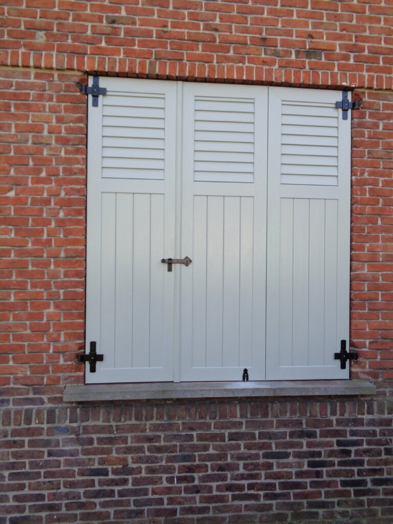 pvc-raamluiken-ventinella-combinatieluik-gesloten-louvre-planchetten-lichtgrijs-luikbeslag-oplegslot