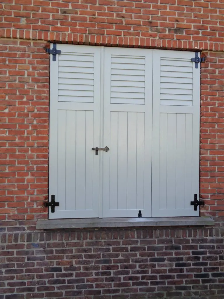pvc-raamluiken-ventinella-combinatieluik-gesloten-louvre-planchetten-lichtgrijs-luikbeslag-oplegslot
