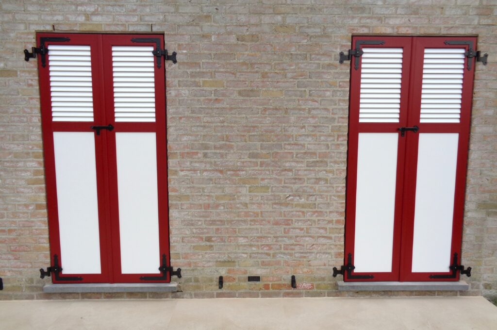 pvc-raamluiken-ventinella-combinatieluik-open-louvre-paneel-rood-wit-gesloten