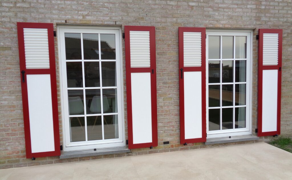 pvc-raamluiken-ventinella-combinatieluik-open-louvre-paneel-rood-wit-open