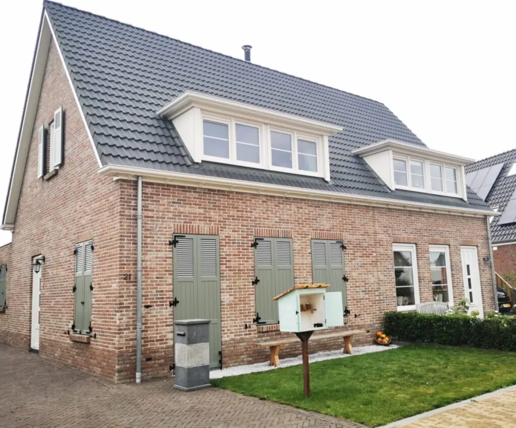 pvc-raamluiken-ventinella-combinatieluik-open-louvre-planchetten-betongrijs-functioneel-gesloten