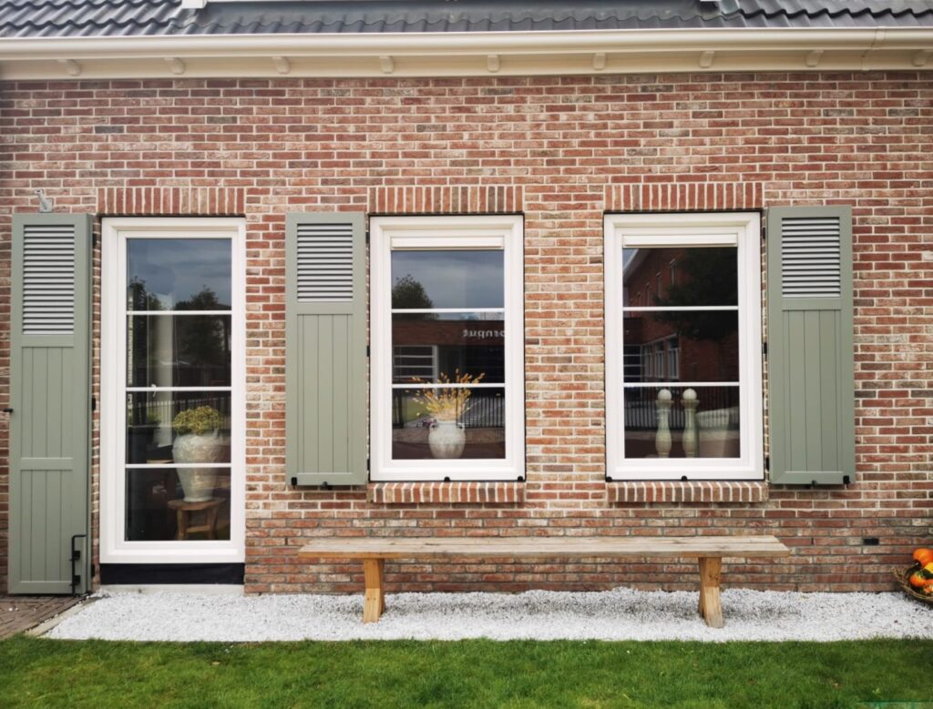 pvc-raamluiken-ventinella-combinatieluik-open-louvre-planchetten-betongrijs-functioneel-open